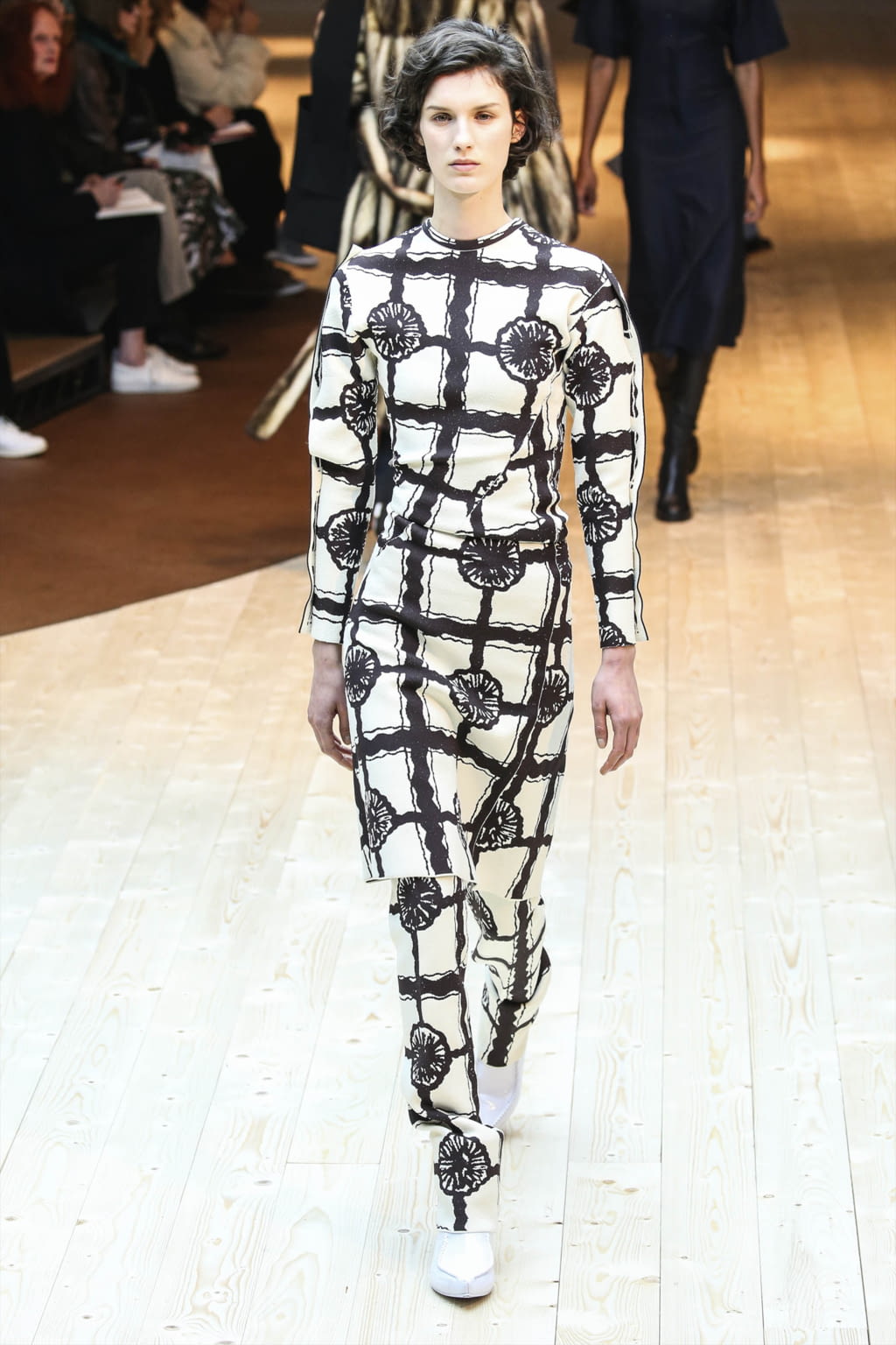 Fashion Week Paris Fall/Winter 2017 look 14 from the Celine collection womenswear