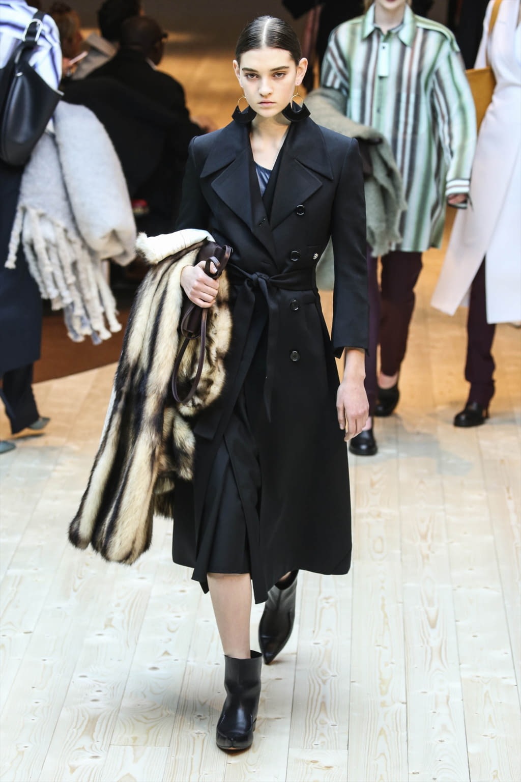 Fashion Week Paris Fall/Winter 2017 look 37 from the Celine collection 女装