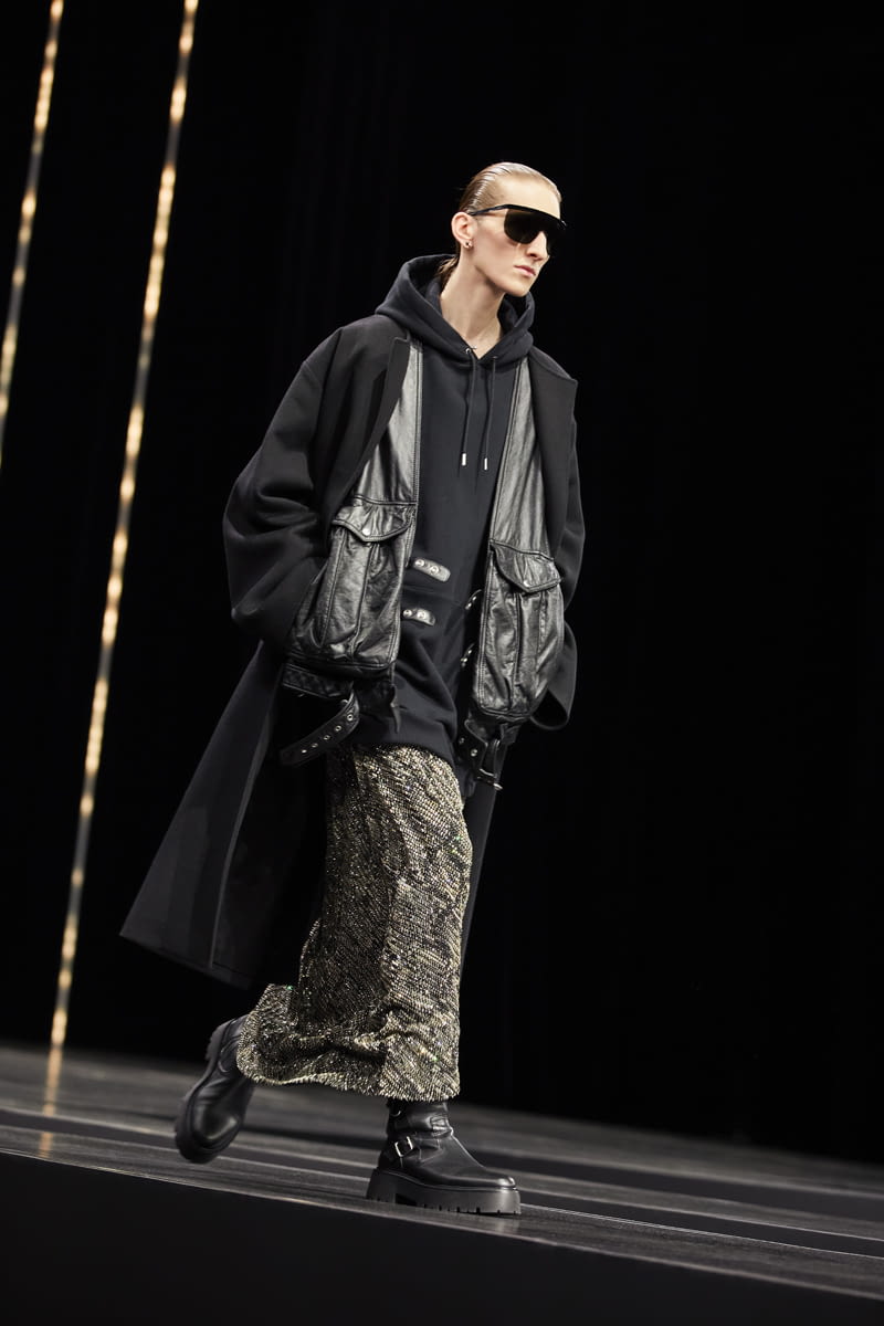 Fashion Week Paris Fall/Winter 2022 look 21 from the Celine collection menswear