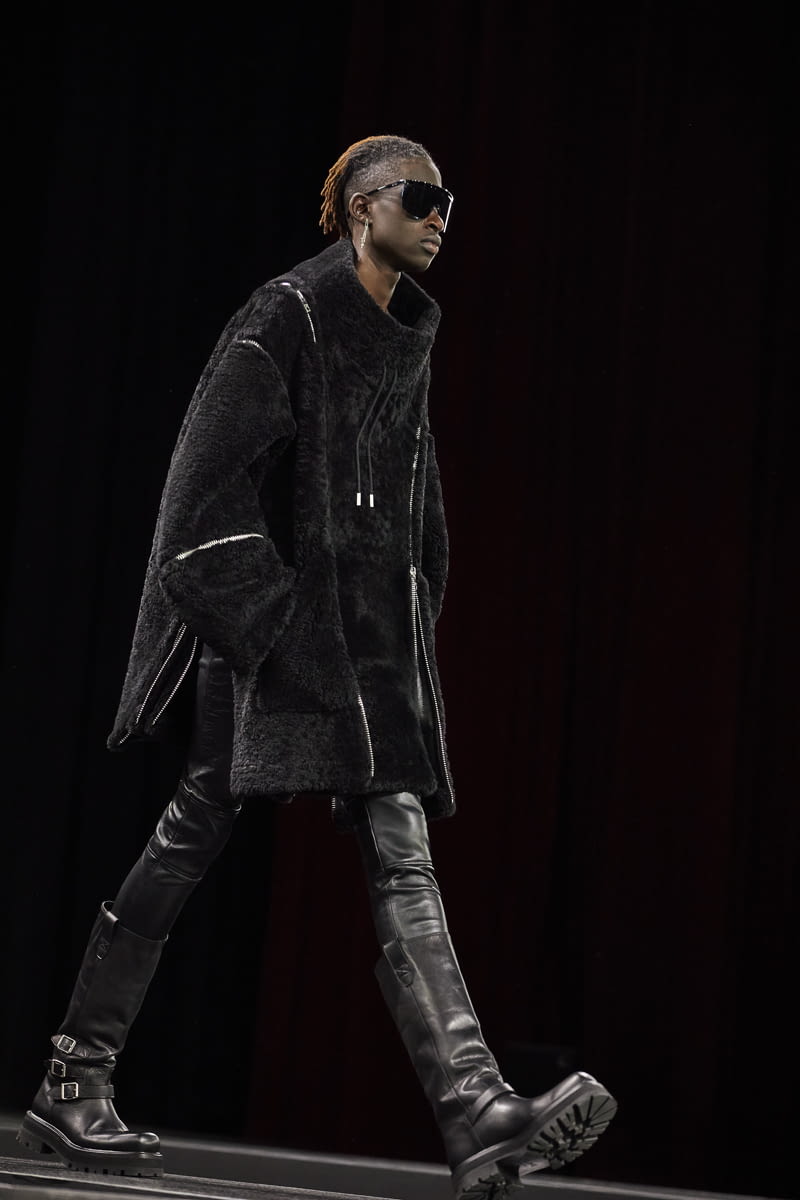 Fashion Week Paris Fall/Winter 2022 look 24 from the Celine collection menswear