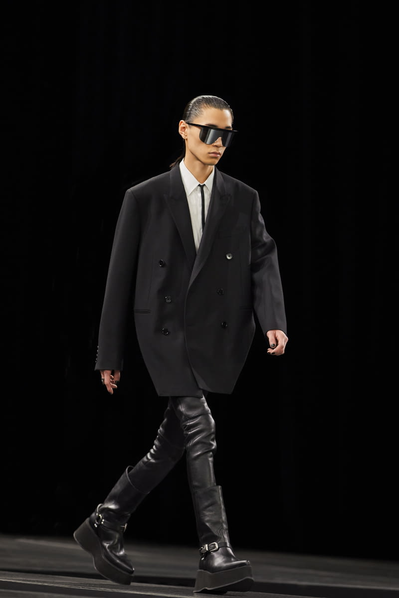 Fashion Week Paris Fall/Winter 2022 look 36 from the Celine collection menswear