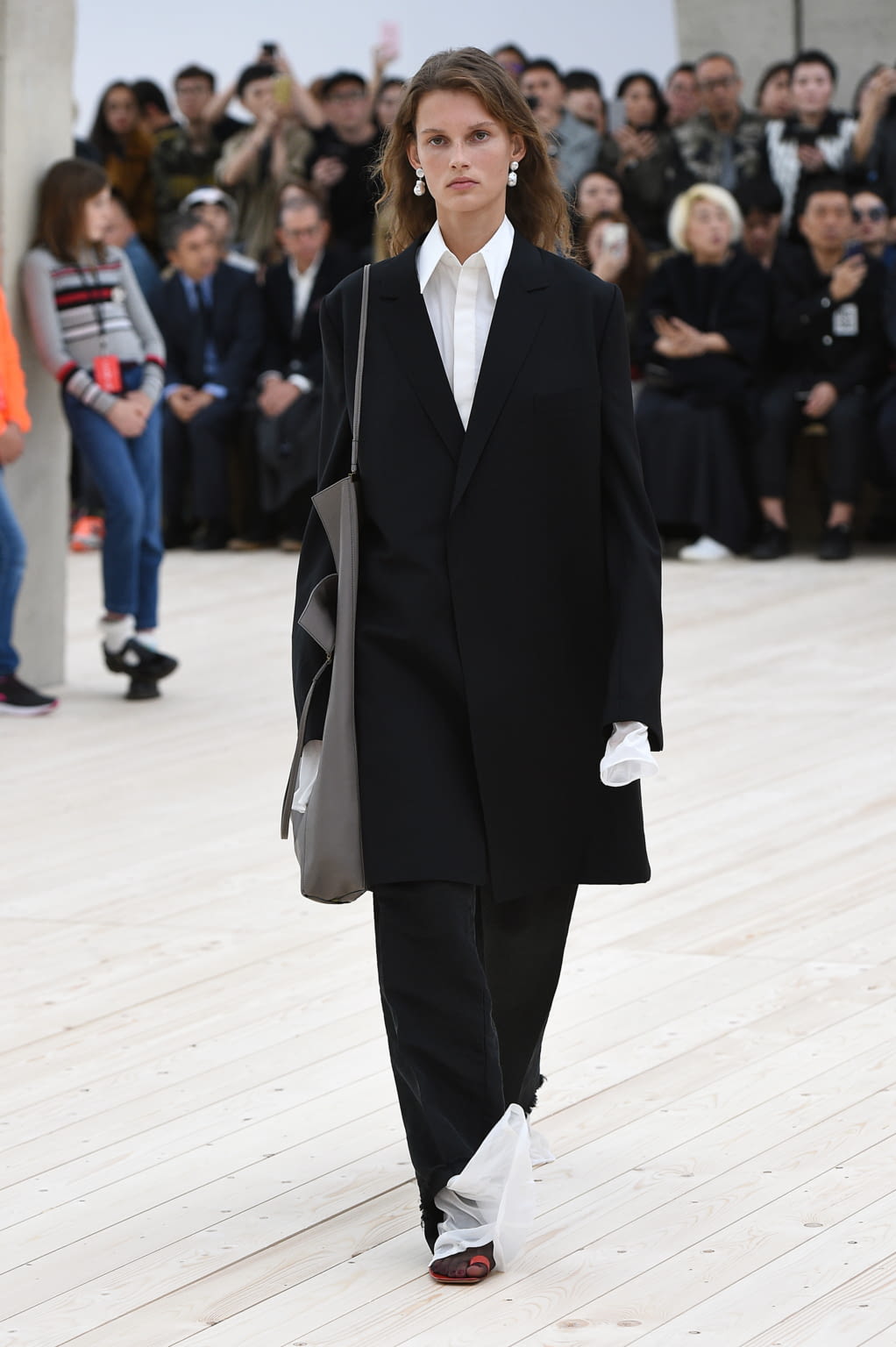Fashion Week Paris Spring/Summer 2017 look 19 from the Celine collection 女装