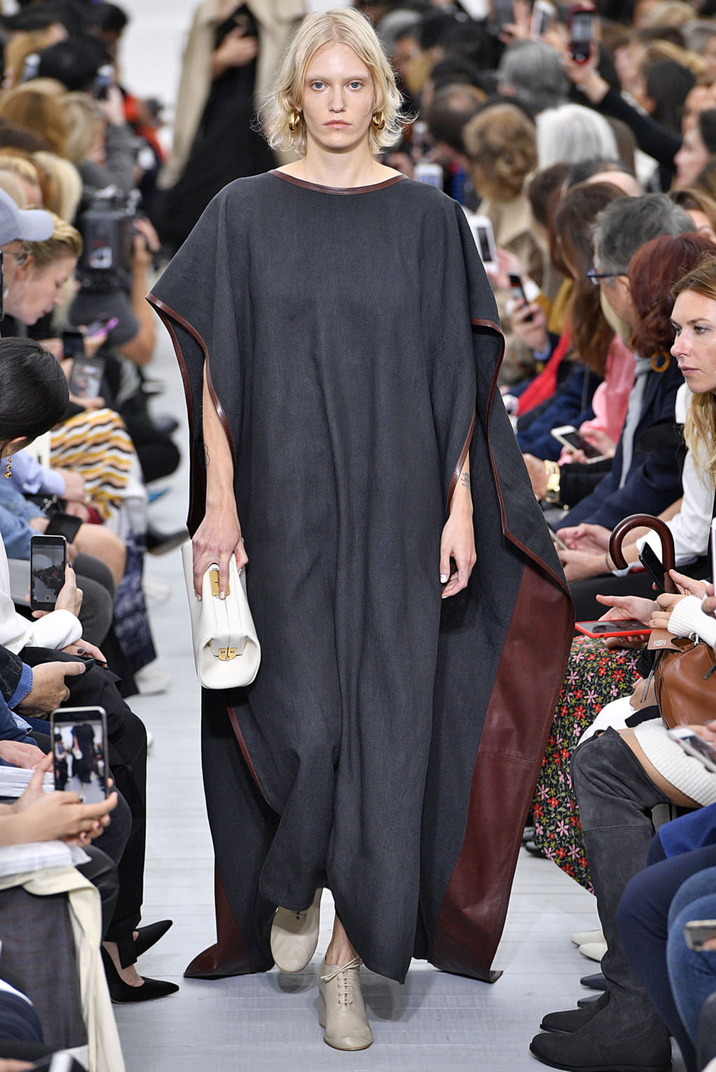 Fashion Week Paris Spring/Summer 2018 look 15 from the Celine collection 女装