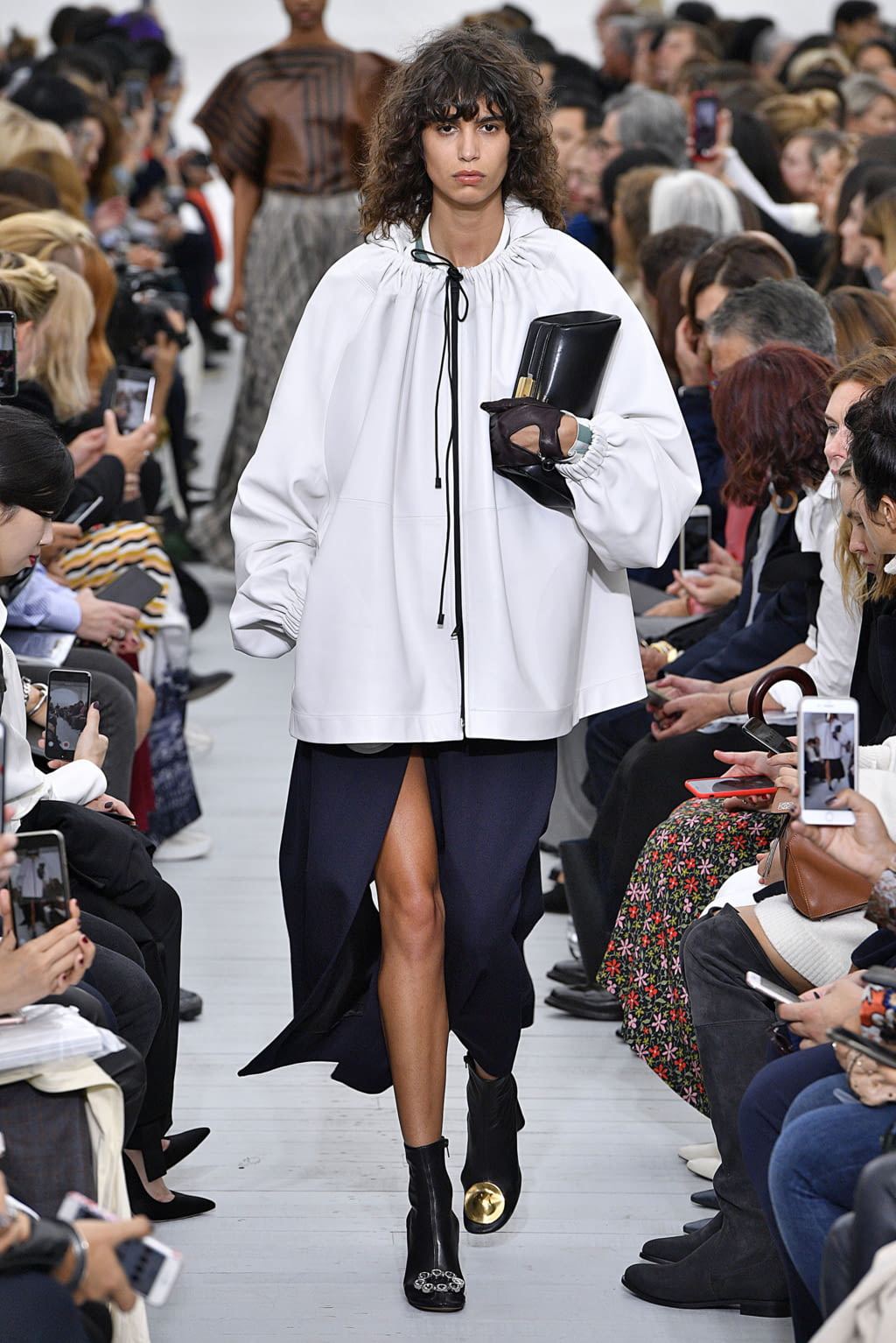 Fashion Week Paris Spring/Summer 2018 look 33 from the Celine collection womenswear