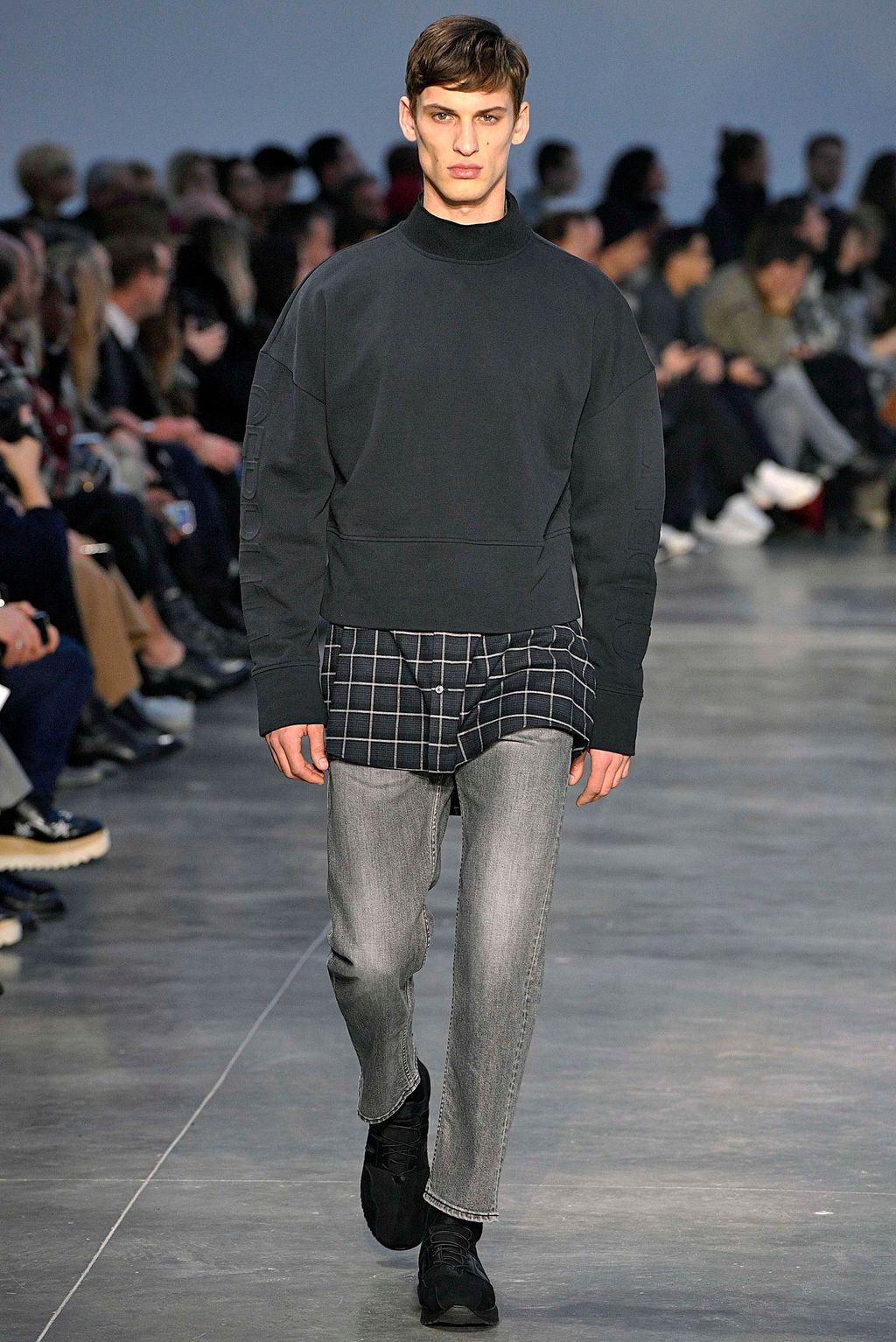 Fashion Week Paris Fall/Winter 2018 look 38 from the Cerruti 1881 collection menswear