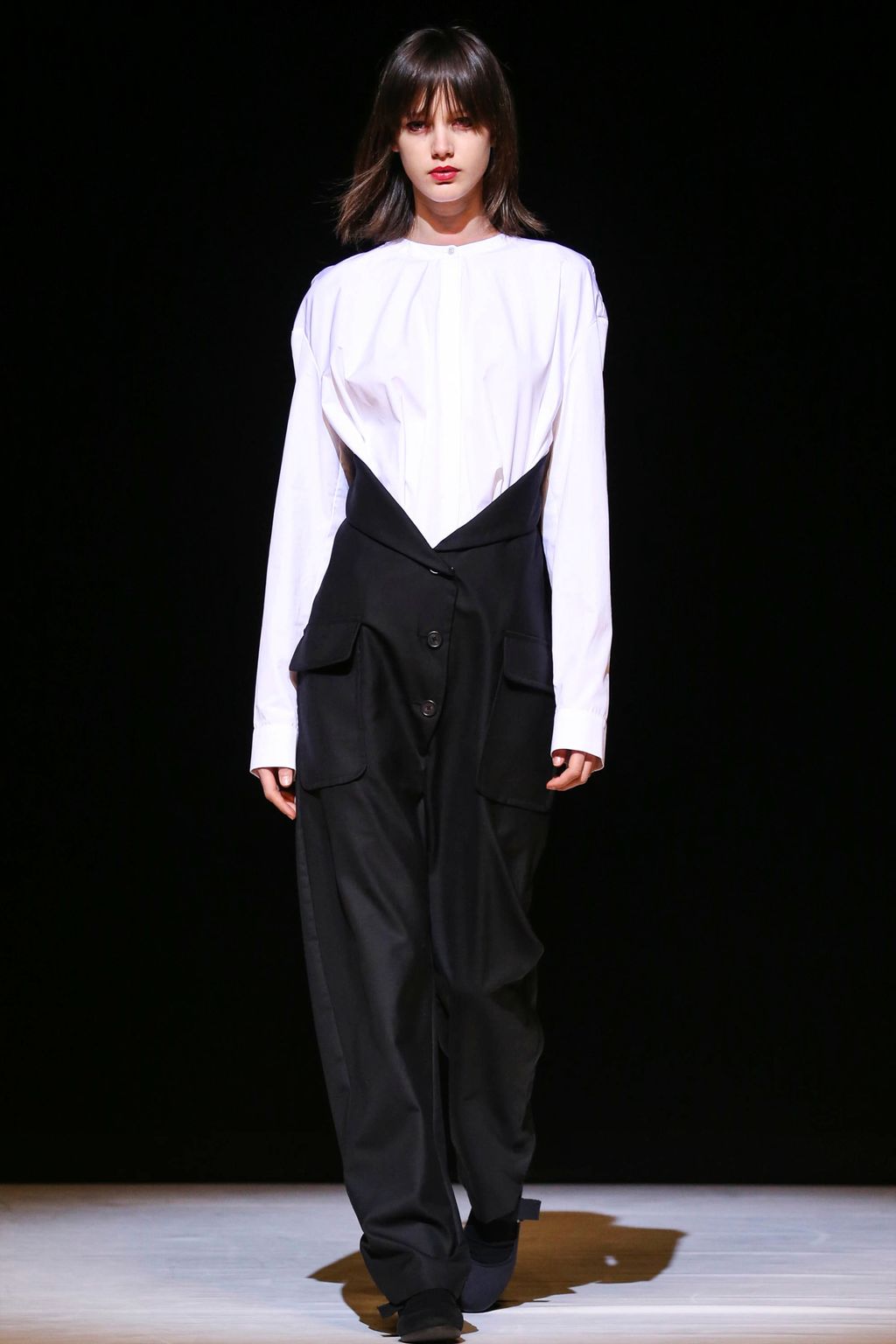 Fashion Week London Fall/Winter 2017 look 25 from the Chalayan collection 女装