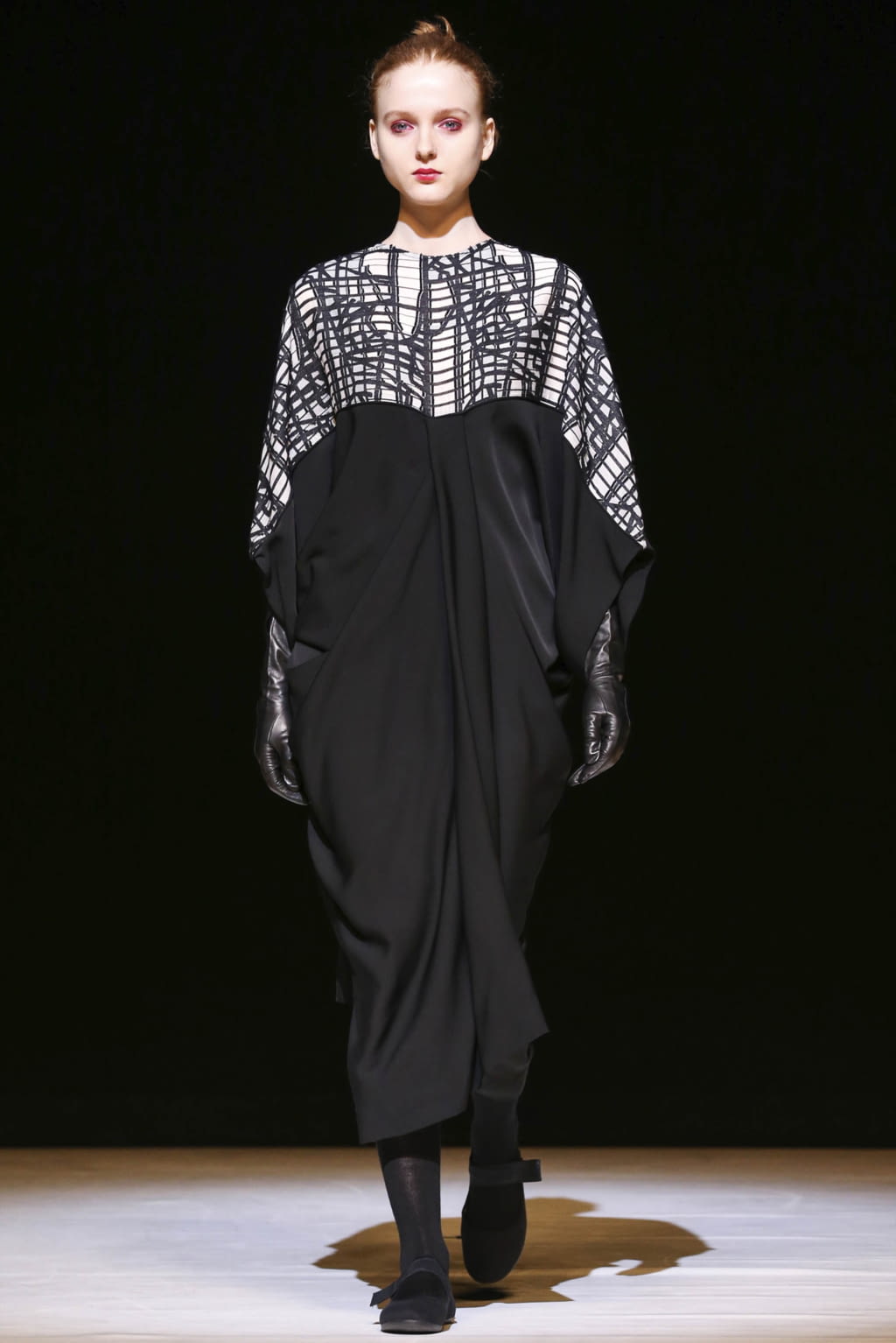 Fashion Week London Fall/Winter 2017 look 31 from the Chalayan collection womenswear