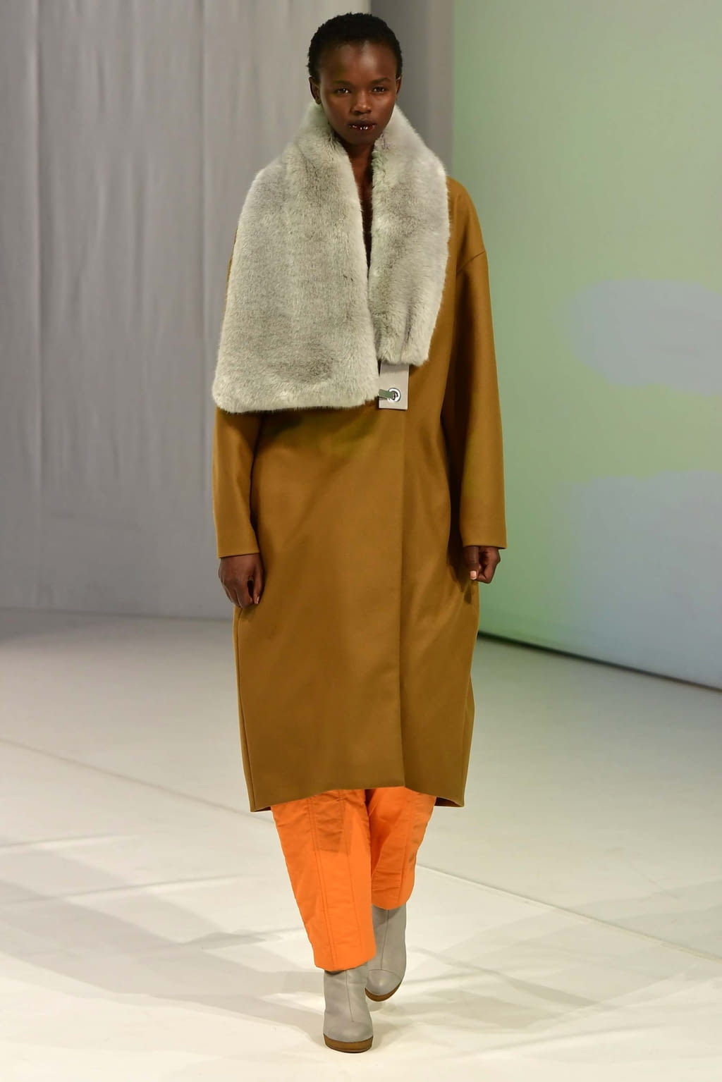 Fashion Week London Fall/Winter 2018 look 2 from the Chalayan collection 女装