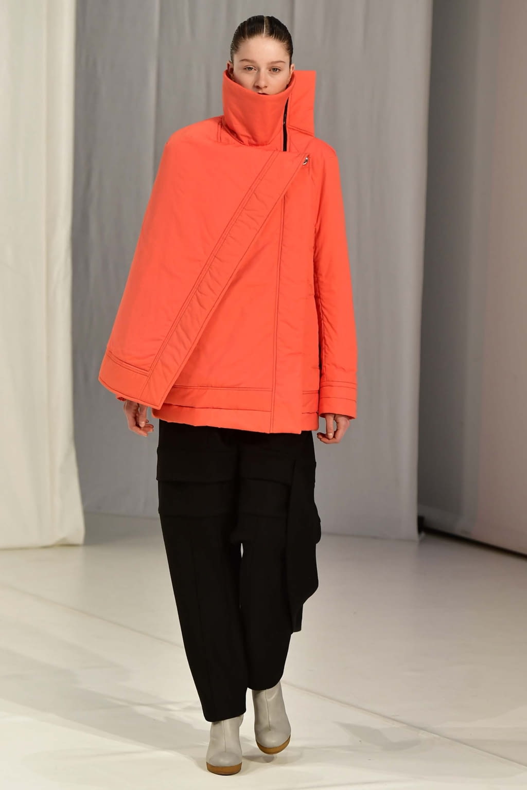 Fashion Week London Fall/Winter 2018 look 7 from the Chalayan collection 女装