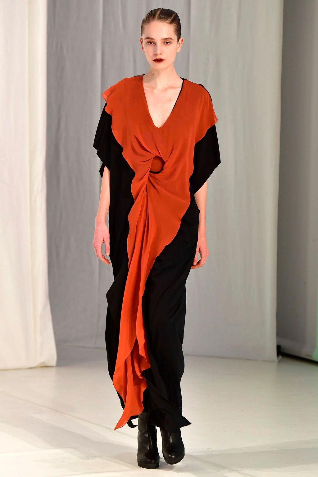Fashion Week London Fall/Winter 2018 look 16 from the Chalayan collection womenswear