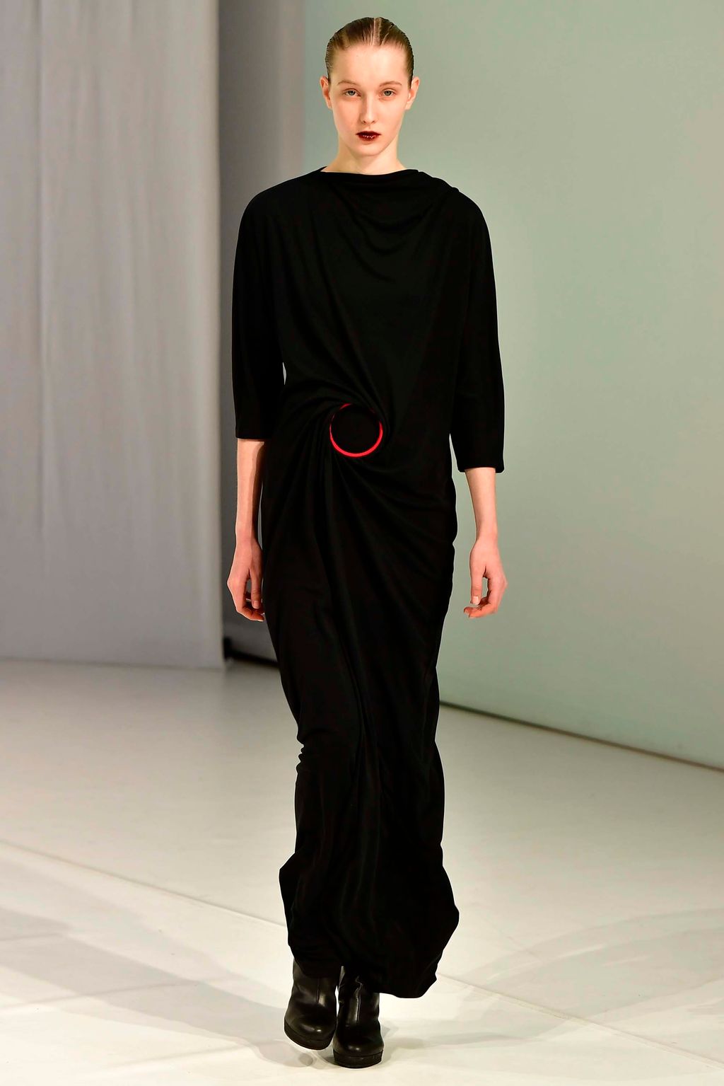Fashion Week London Fall/Winter 2018 look 17 from the Chalayan collection womenswear