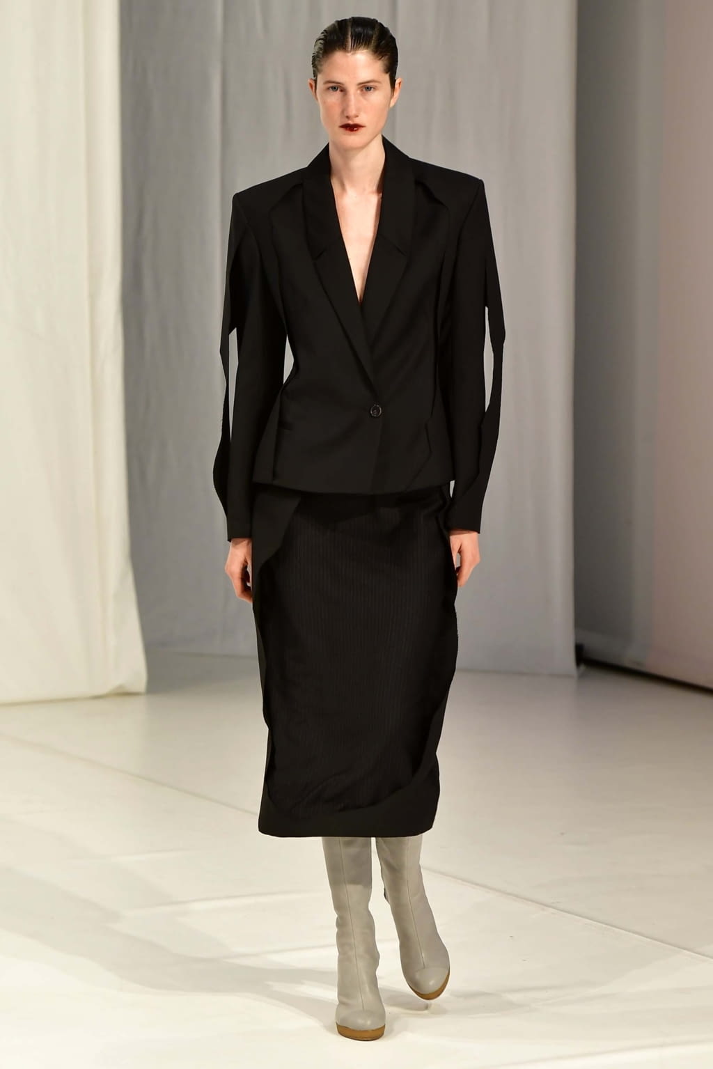Fashion Week London Fall/Winter 2018 look 19 from the Chalayan collection 女装