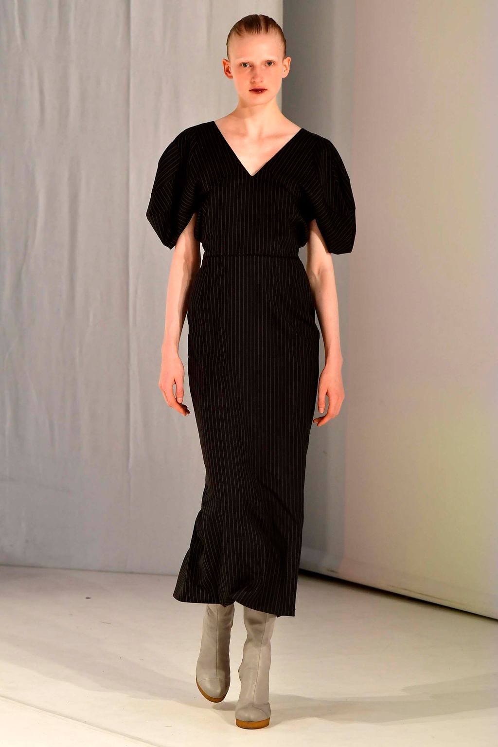 Fashion Week London Fall/Winter 2018 look 20 from the Chalayan collection womenswear