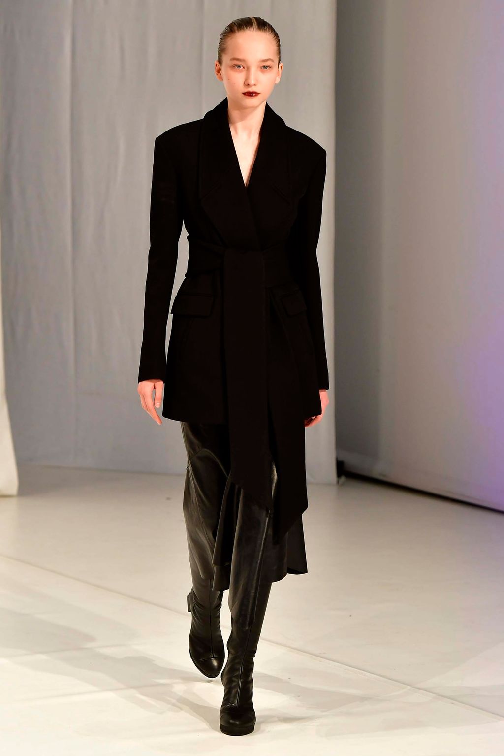 Fashion Week London Fall/Winter 2018 look 23 from the Chalayan collection womenswear