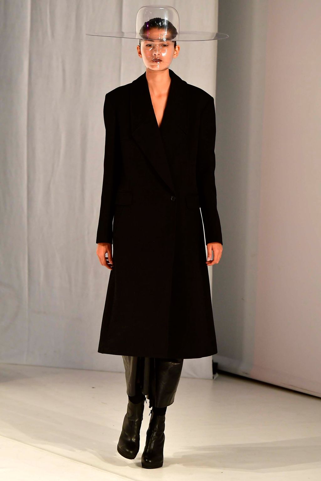 Fashion Week London Fall/Winter 2018 look 24 from the Chalayan collection womenswear