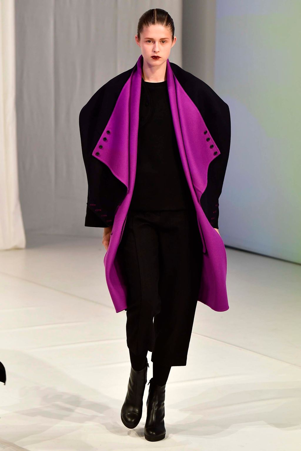 Fashion Week London Fall/Winter 2018 look 27 from the Chalayan collection 女装