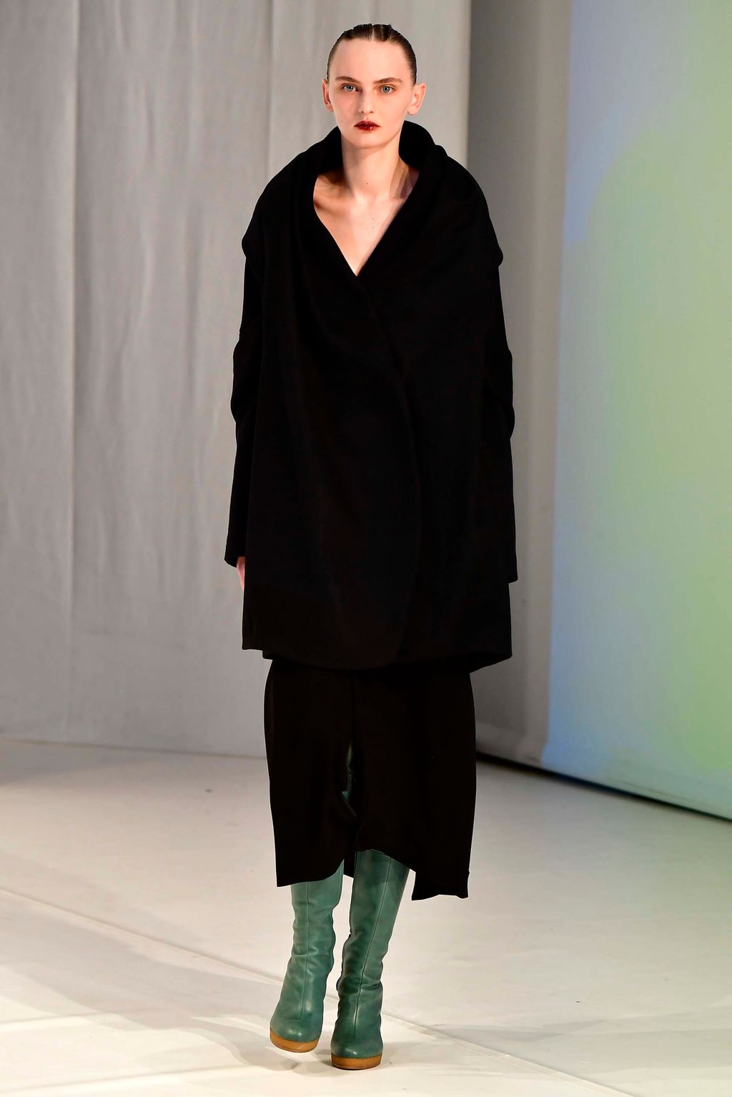 Fashion Week London Fall/Winter 2018 look 28 from the Chalayan collection womenswear