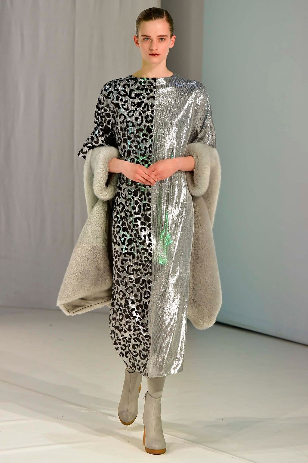 Fashion Week London Fall/Winter 2018 look 33 from the Chalayan collection womenswear
