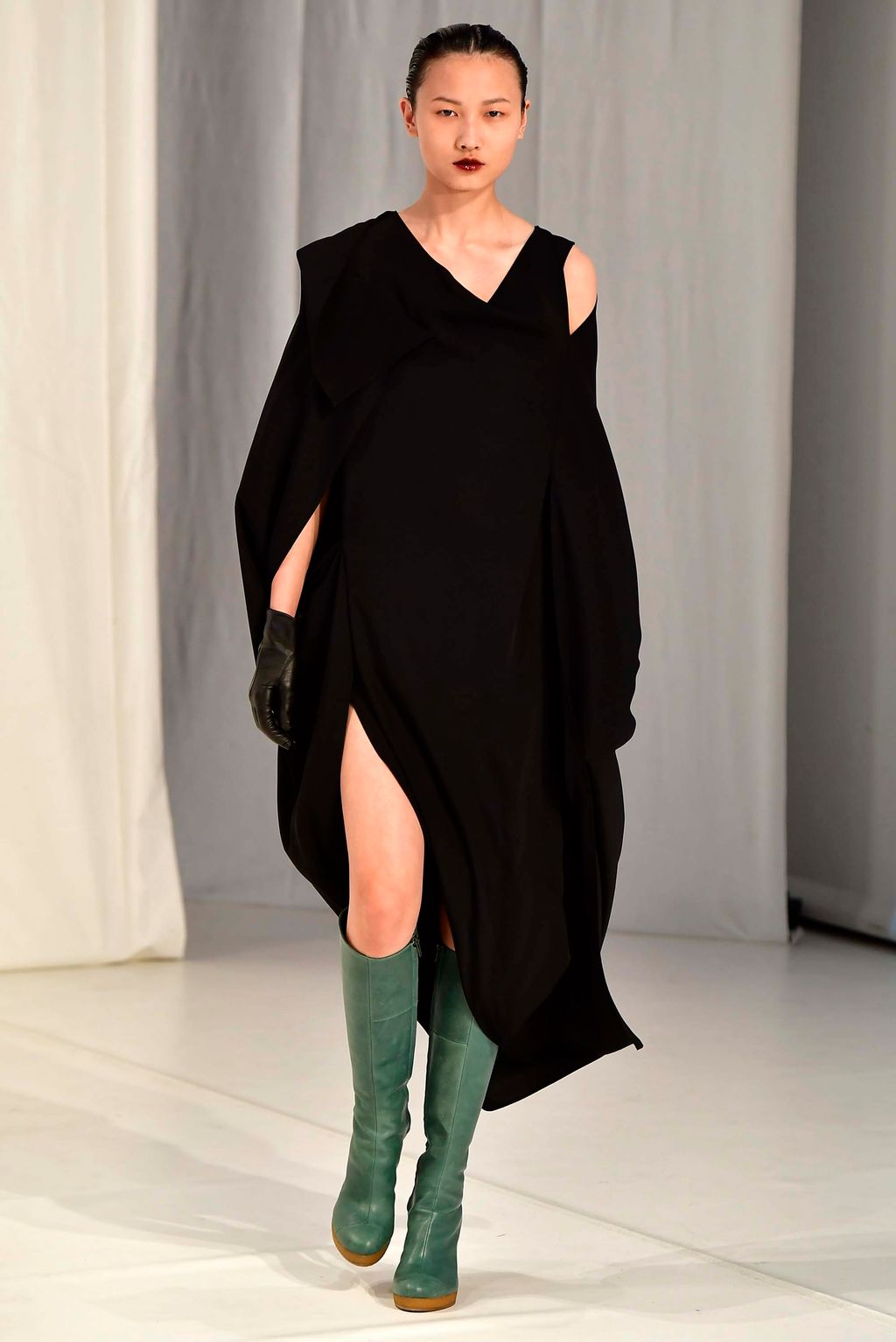 Fashion Week London Fall/Winter 2018 look 36 from the Chalayan collection womenswear