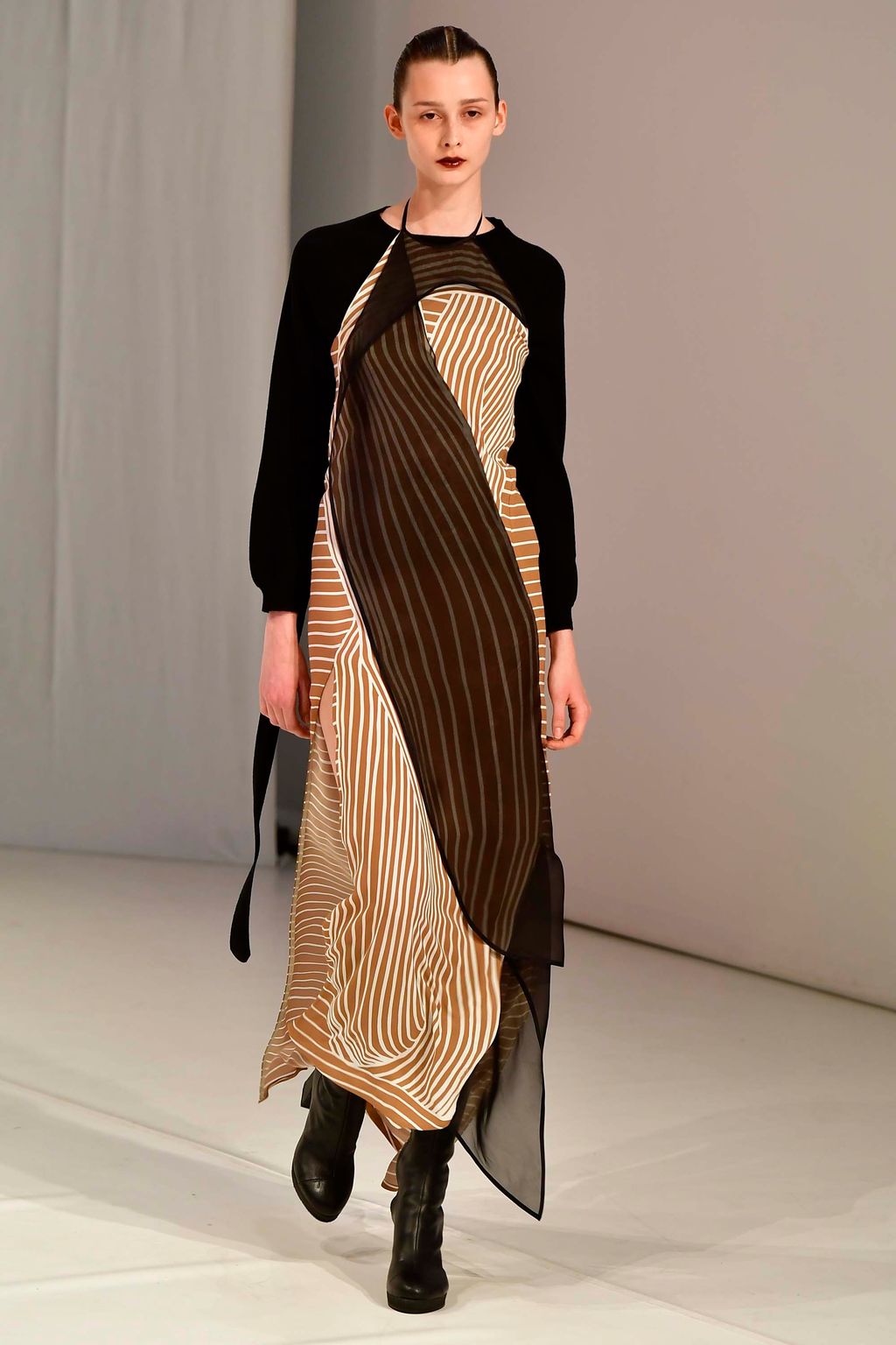 Fashion Week London Fall/Winter 2018 look 41 from the Chalayan collection womenswear
