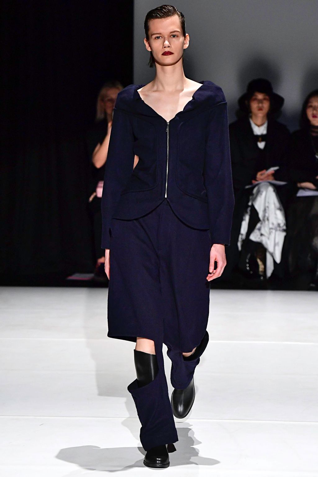 Fashion Week London Fall/Winter 2019 look 6 from the Chalayan collection 女装