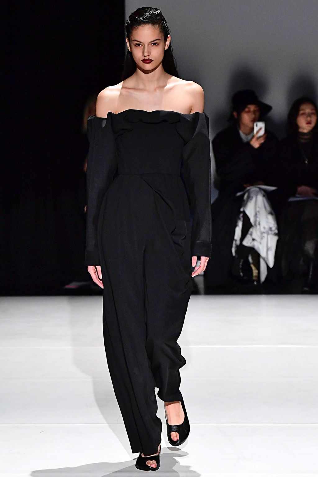 Fashion Week London Fall/Winter 2019 look 8 from the Chalayan collection 女装