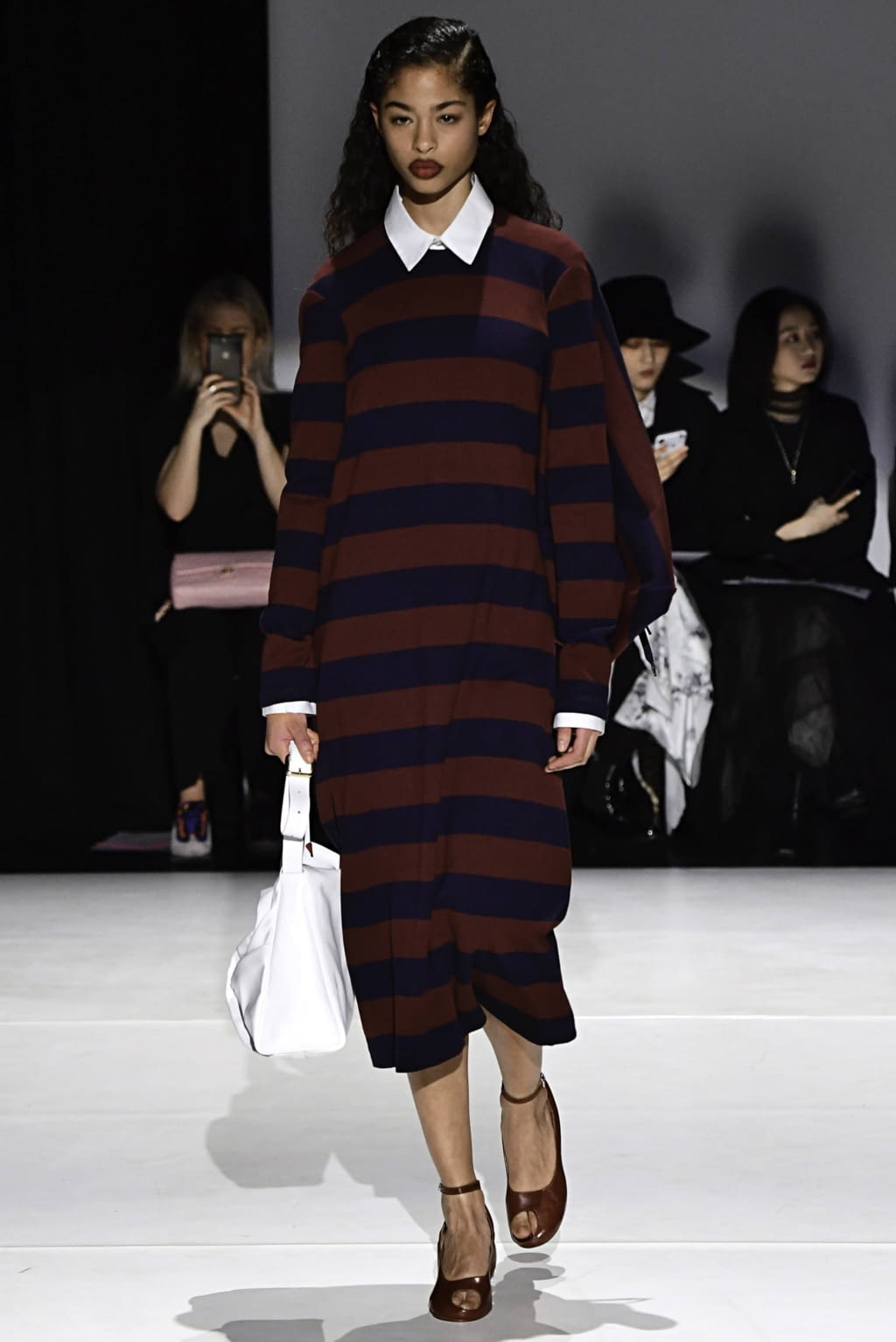 Fashion Week London Fall/Winter 2019 look 17 from the Chalayan collection 女装