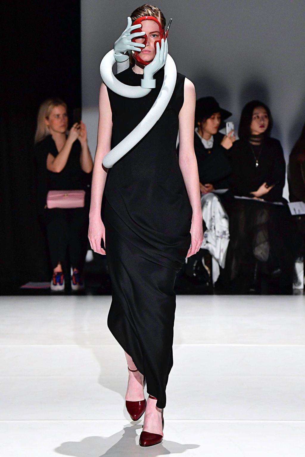 Fashion Week London Fall/Winter 2019 look 23 from the Chalayan collection 女装