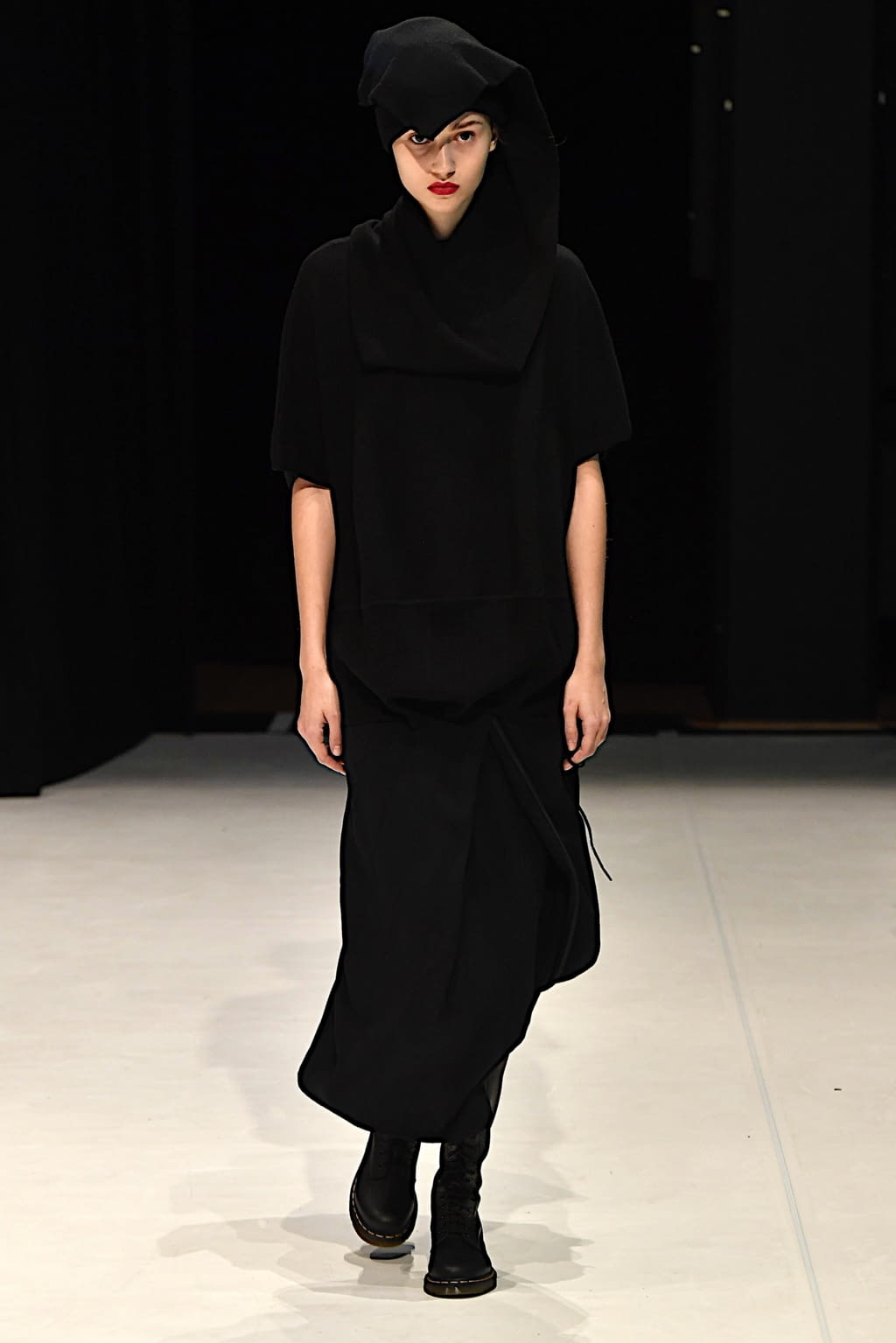 Fashion Week London Fall/Winter 2020 look 2 from the Chalayan collection womenswear