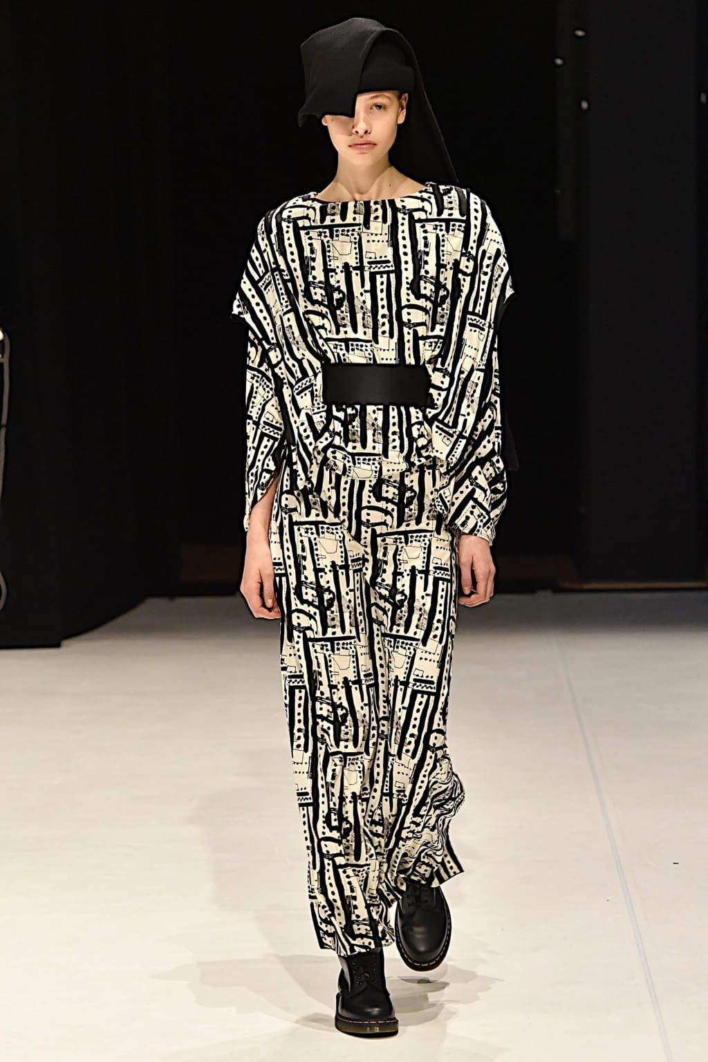 Fashion Week London Fall/Winter 2020 look 8 from the Chalayan collection womenswear