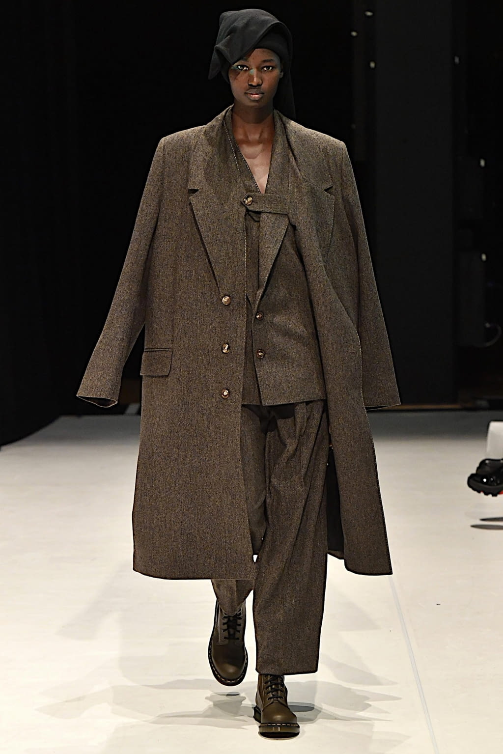Fashion Week London Fall/Winter 2020 look 12 from the Chalayan collection 女装