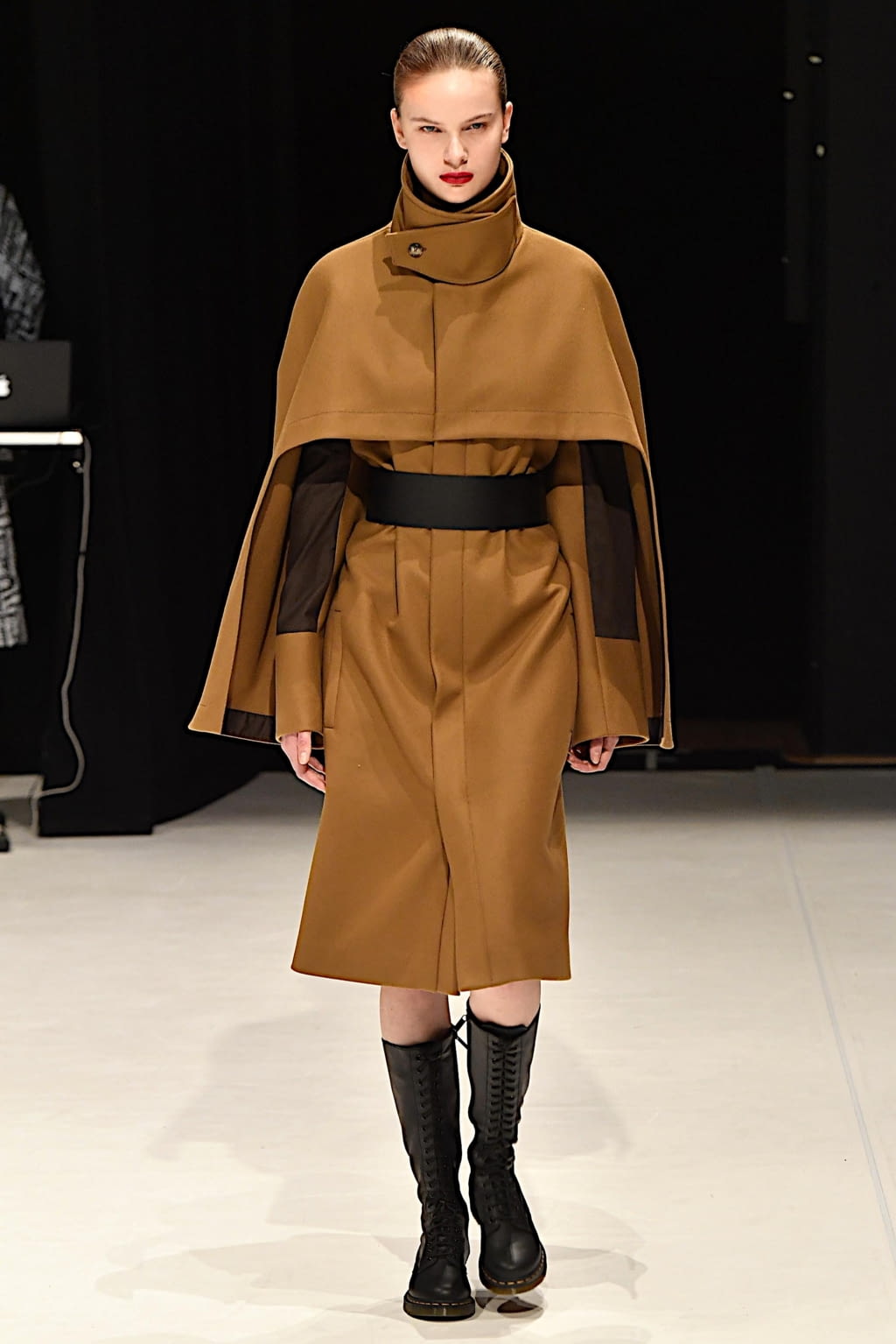 Fashion Week London Fall/Winter 2020 look 14 from the Chalayan collection 女装