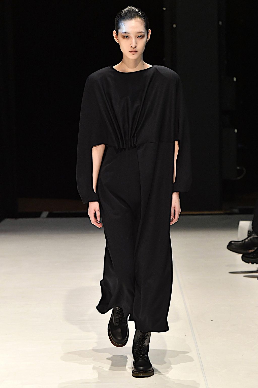 Fashion Week London Fall/Winter 2020 look 15 from the Chalayan collection 女装