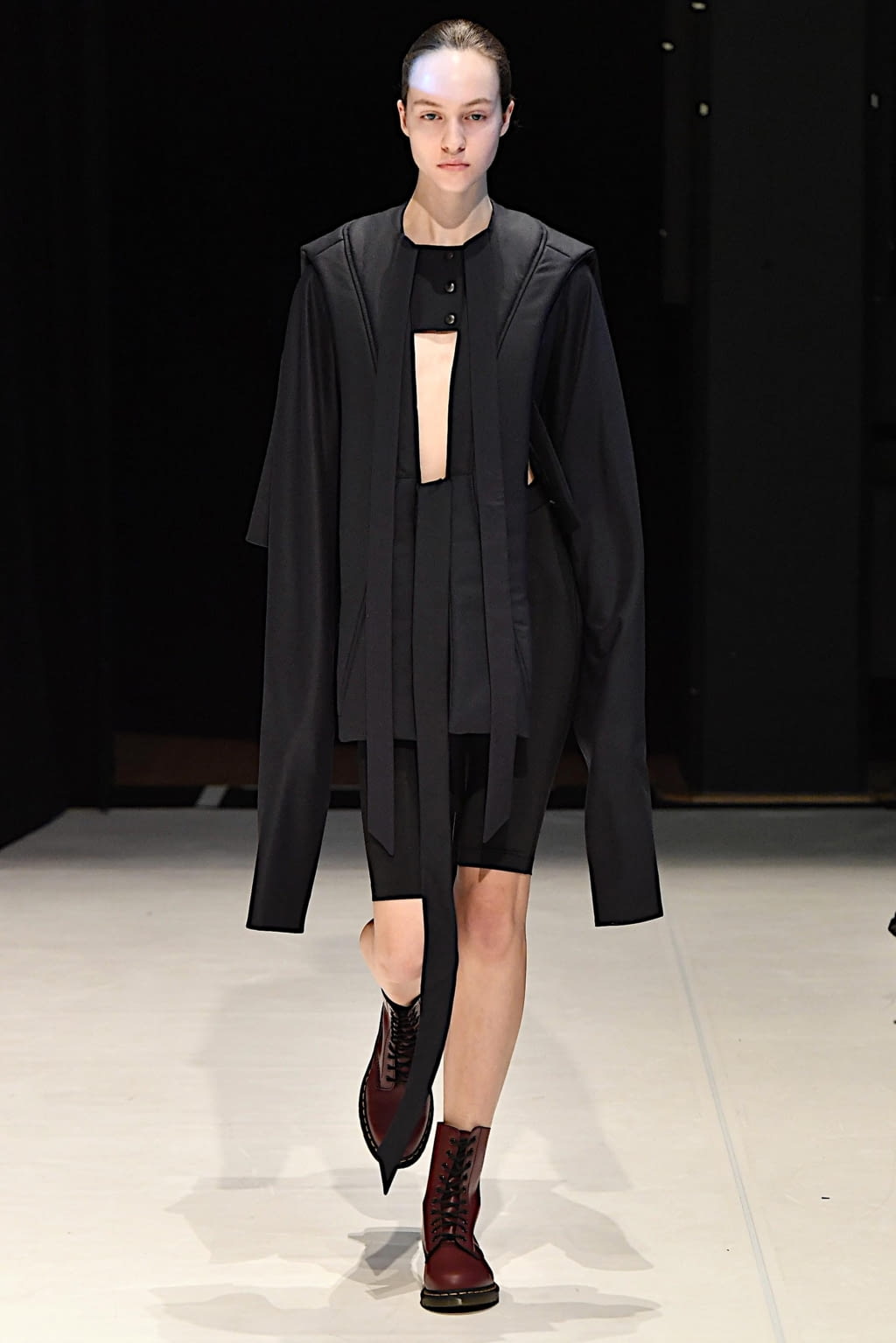 Fashion Week London Fall/Winter 2020 look 17 from the Chalayan collection womenswear