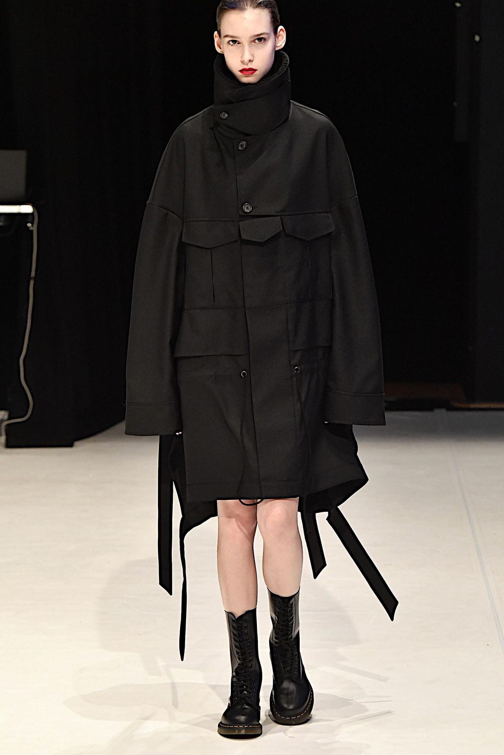 Fashion Week London Fall/Winter 2020 look 18 from the Chalayan collection 女装