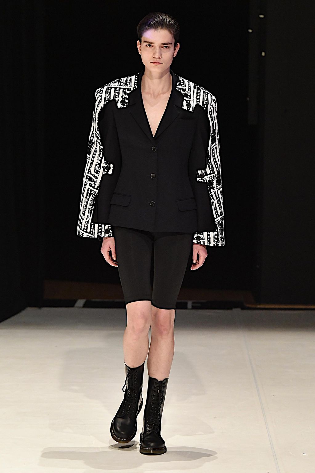 Fashion Week London Fall/Winter 2020 look 20 from the Chalayan collection 女装