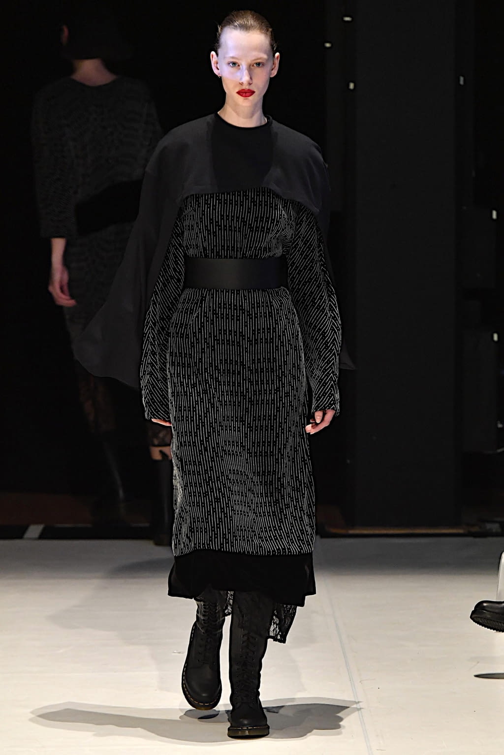 Fashion Week London Fall/Winter 2020 look 29 from the Chalayan collection 女装