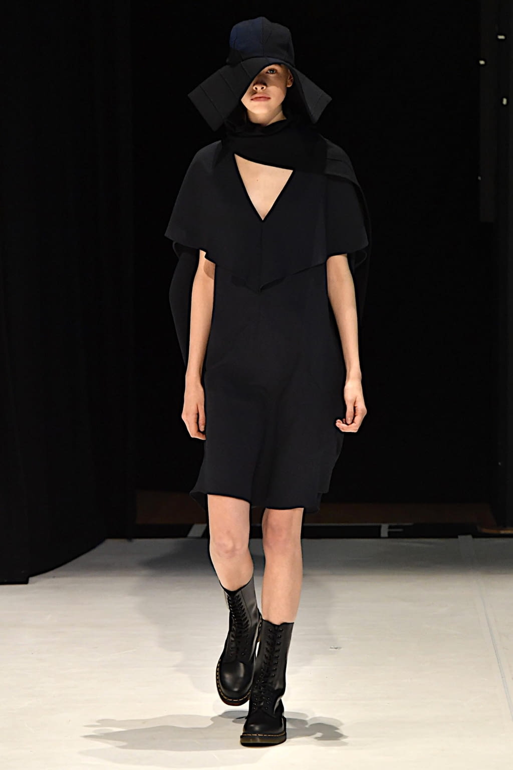 Fashion Week London Fall/Winter 2020 look 34 from the Chalayan collection 女装