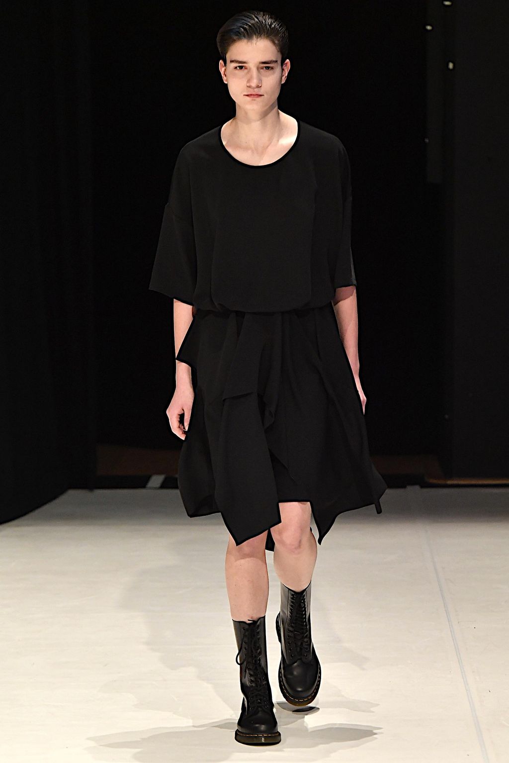 Fashion Week London Fall/Winter 2020 look 35 from the Chalayan collection womenswear