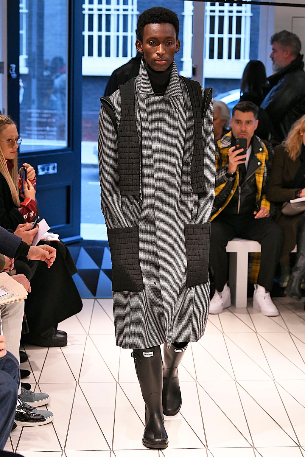 Fashion Week London Fall/Winter 2019 look 2 from the Chalayan collection 男装