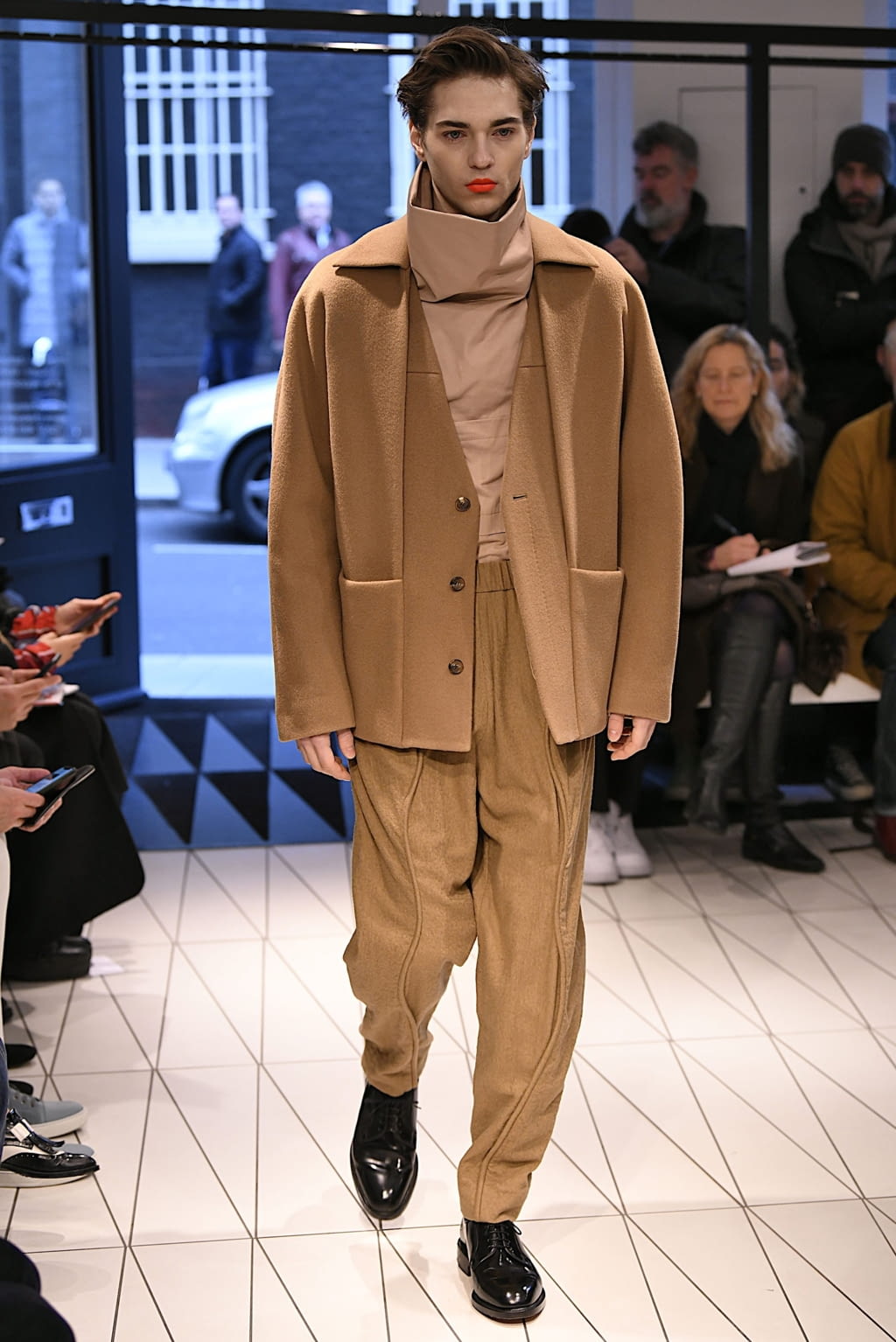 Fashion Week London Fall/Winter 2019 look 19 from the Chalayan collection 男装