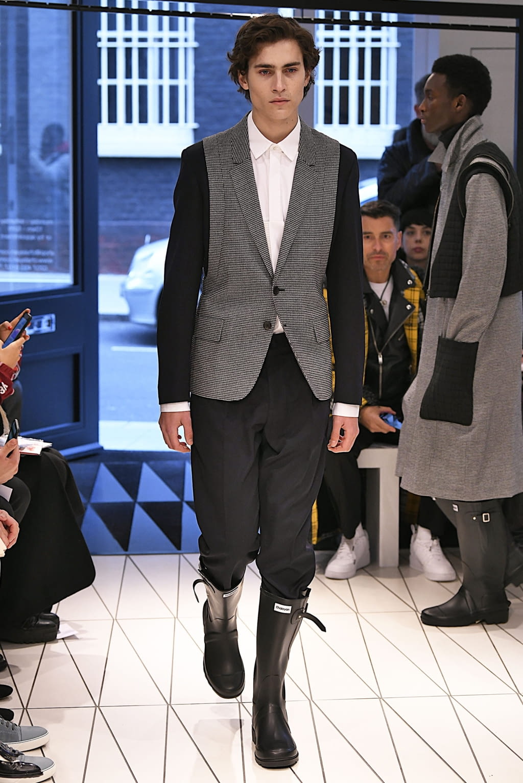 Fashion Week London Fall/Winter 2019 look 3 from the Chalayan collection menswear