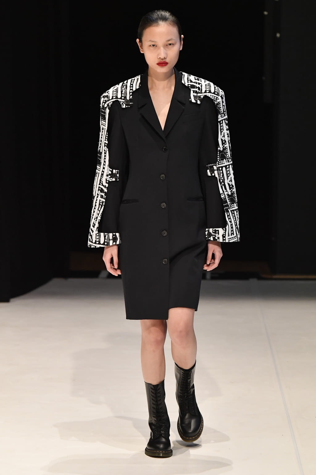 Fashion Week London Fall/Winter 2020 look 21 from the Chalayan collection womenswear