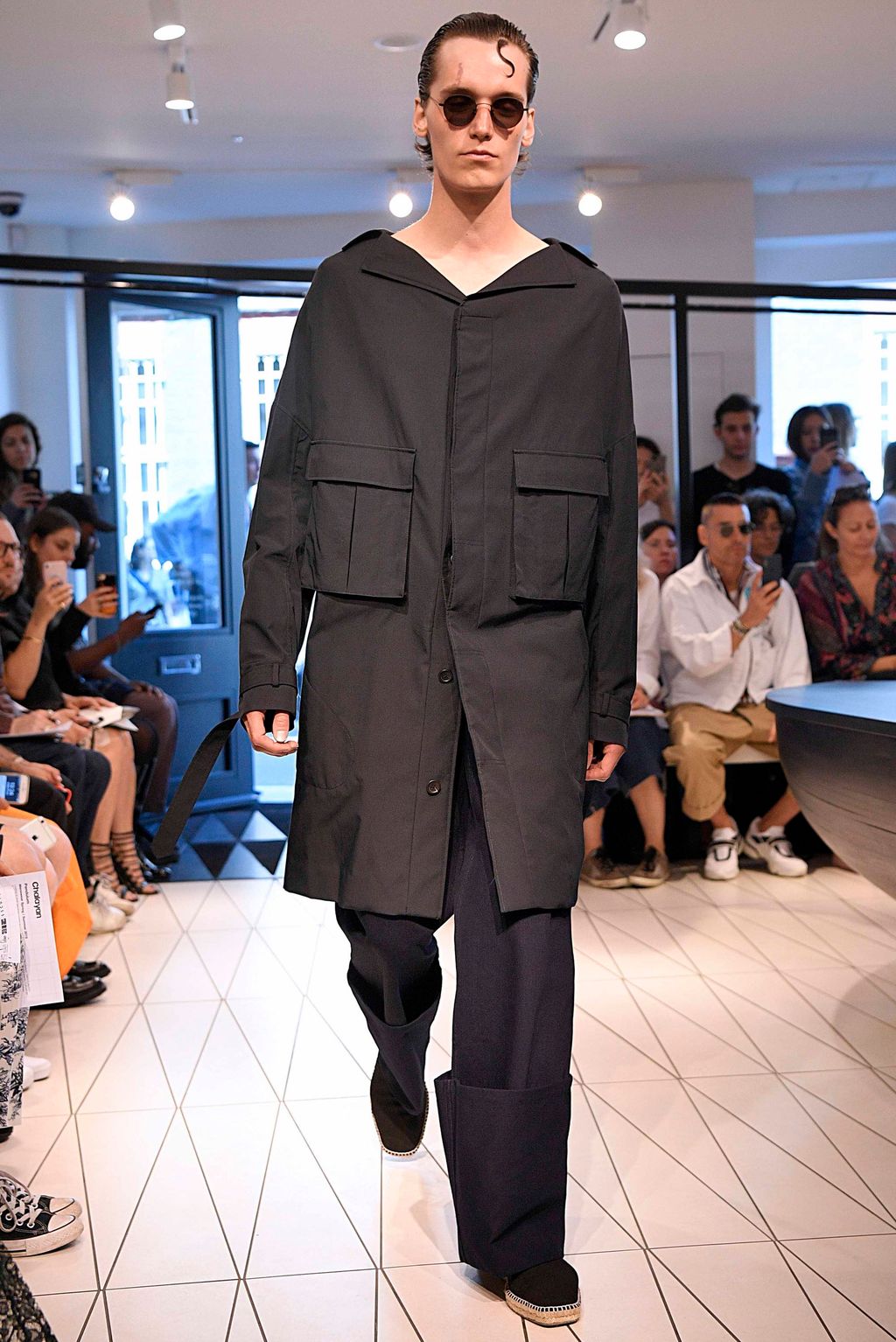 Fashion Week London Spring/Summer 2019 look 1 from the Chalayan collection 男装