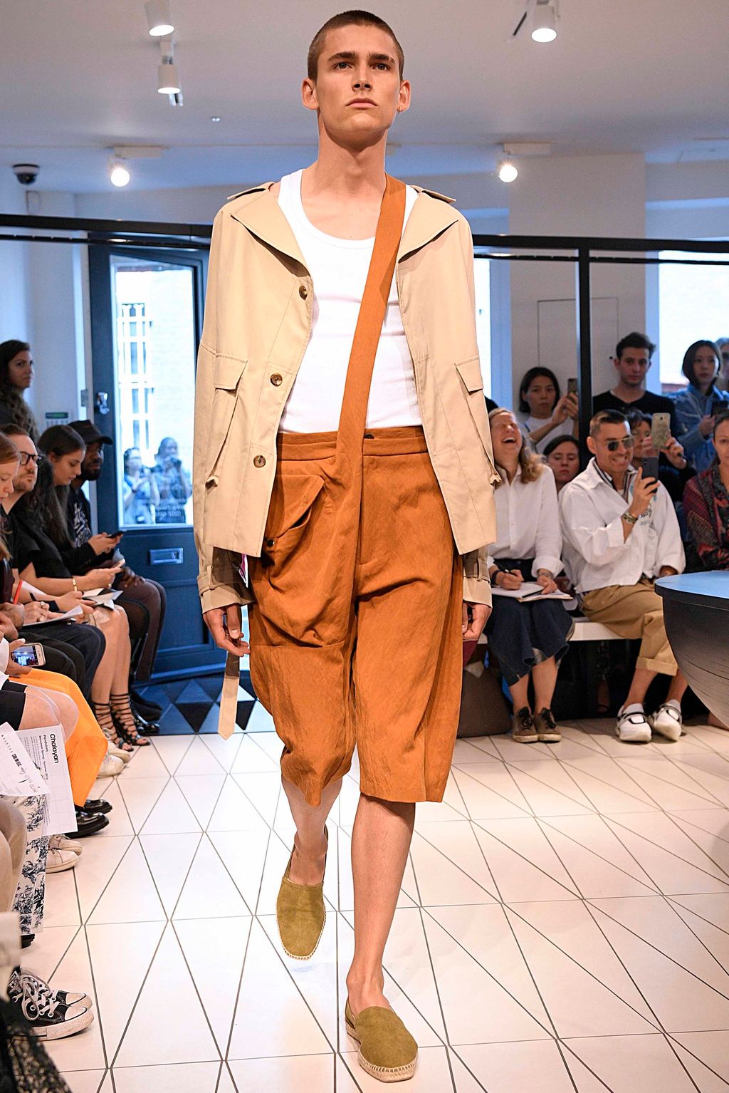 Fashion Week London Spring/Summer 2019 look 4 from the Chalayan collection menswear