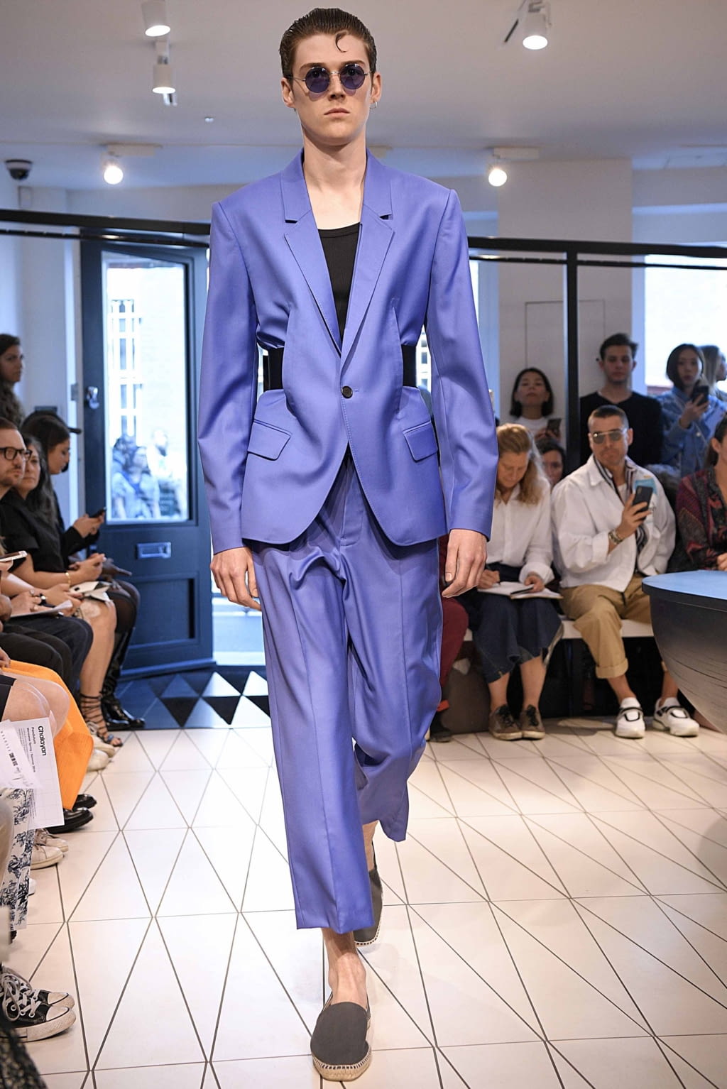 Fashion Week London Spring/Summer 2019 look 9 from the Chalayan collection 男装