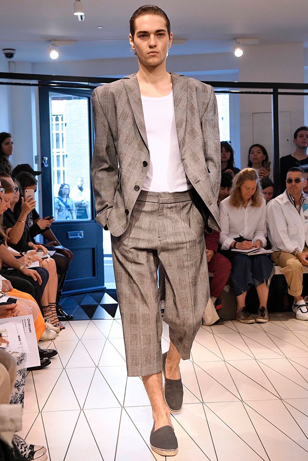 Fashion Week London Spring/Summer 2019 look 17 from the Chalayan collection 男装