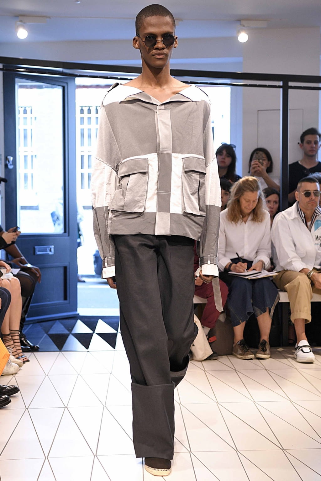 Fashion Week London Spring/Summer 2019 look 20 from the Chalayan collection 男装