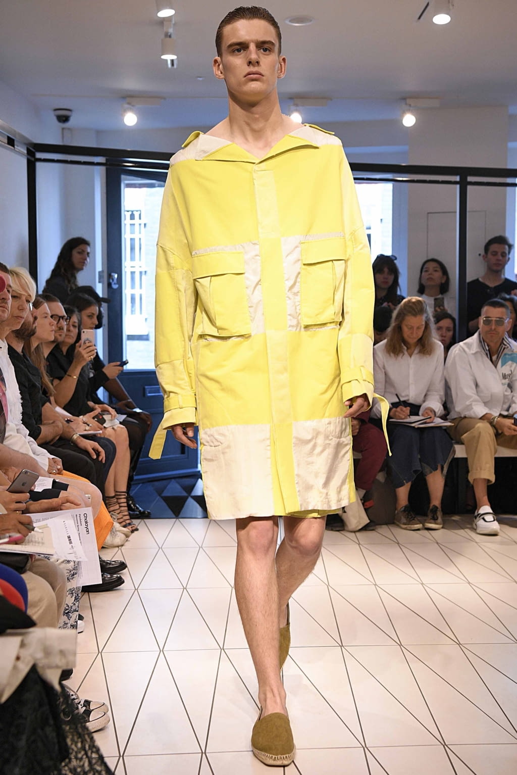Fashion Week London Spring/Summer 2019 look 21 from the Chalayan collection 男装