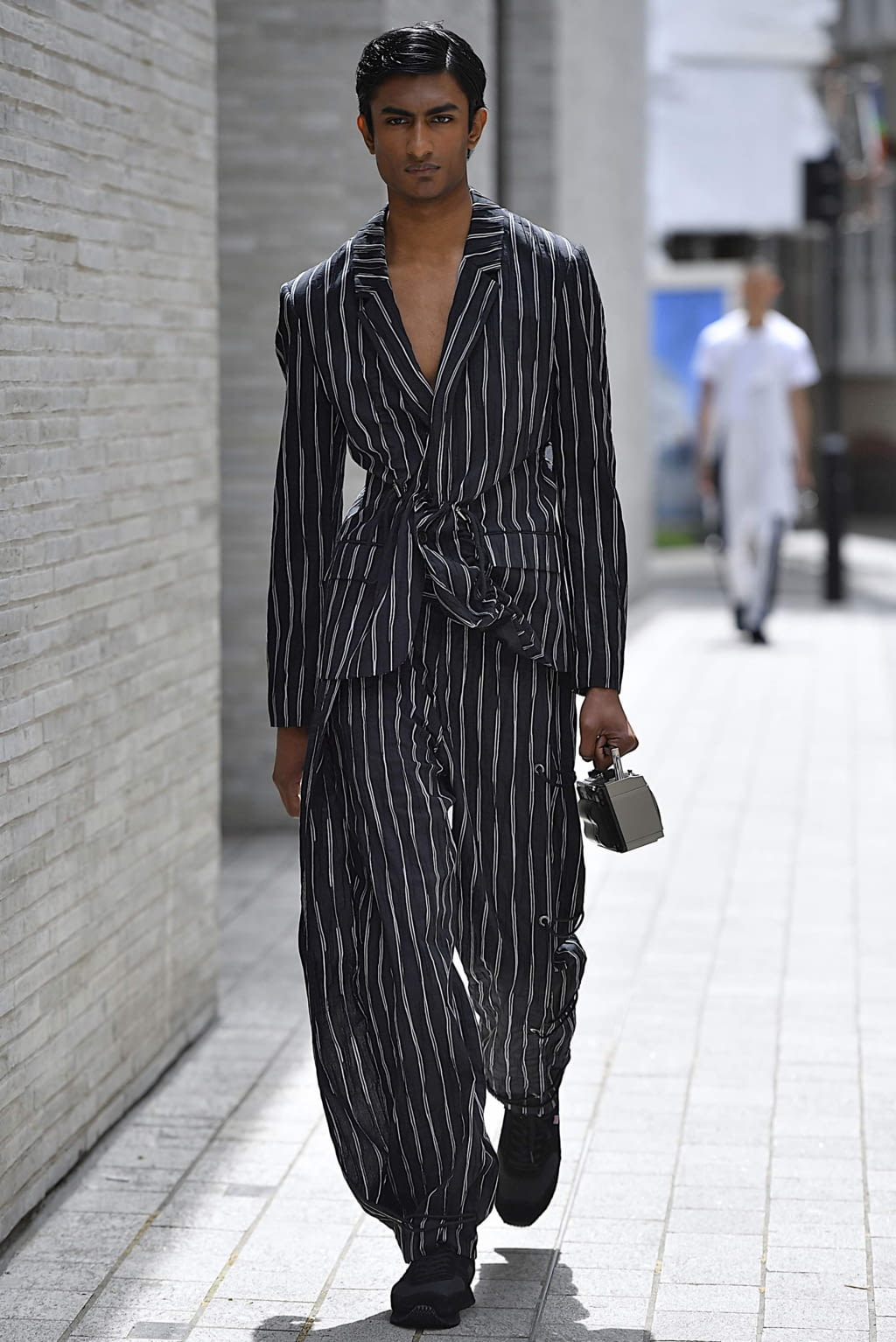 Fashion Week London Spring/Summer 2020 look 1 from the Chalayan collection 男装